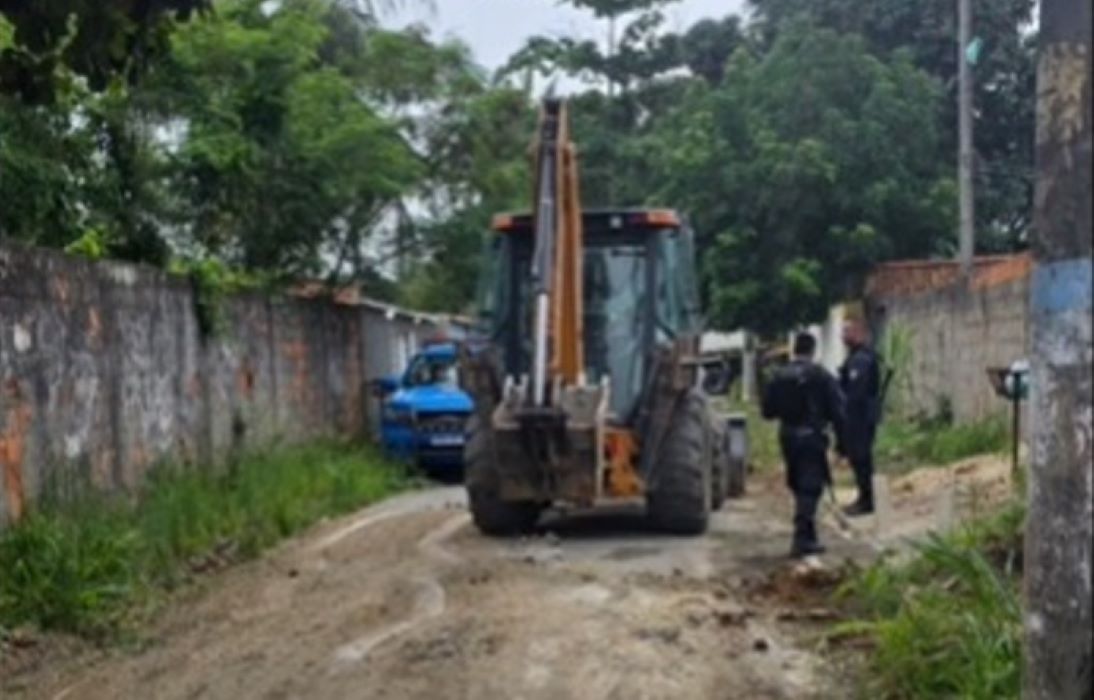 Policiais do 24º BPM acompanham a retirada de barricadas com apoio de retroescavadeira