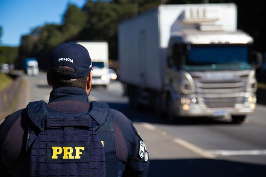 Agente da PRF durante fiscalização nas rodovias