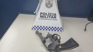 Revólver calibre .38 e cinco munições apreendidos