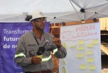 Funcionário fazendo uma palestra