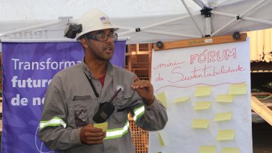 Funcionário fazendo uma palestra