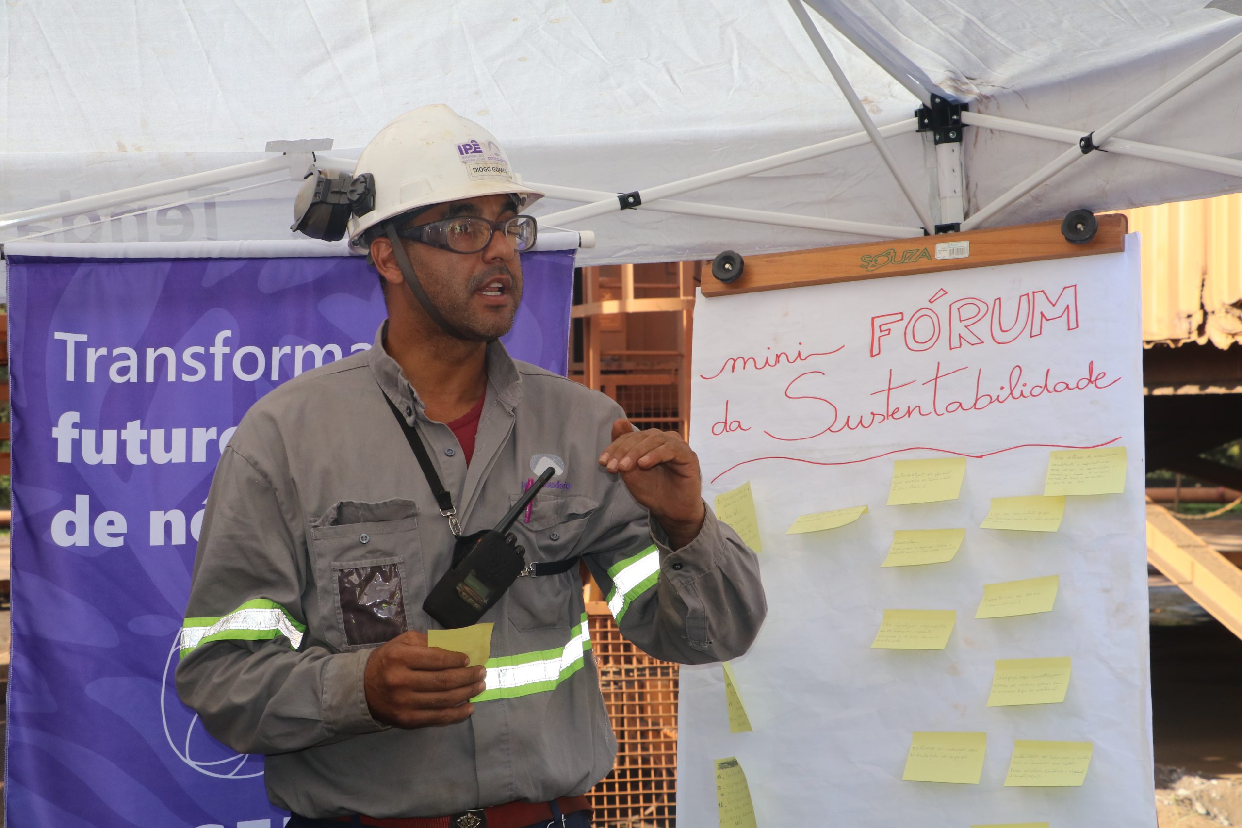 Funcionário fazendo uma palestra