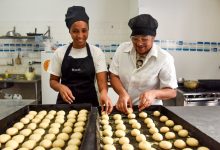 Aluna participa de aula prática do curso de Gastronomia da Faetec