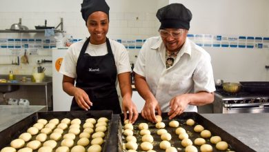 Aluna participa de aula prática do curso de Gastronomia da Faetec