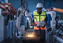 Operador acompanha a máquina industrial