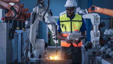Operador acompanha a máquina industrial