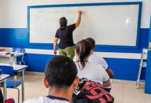 A professora escrevendo no quadro