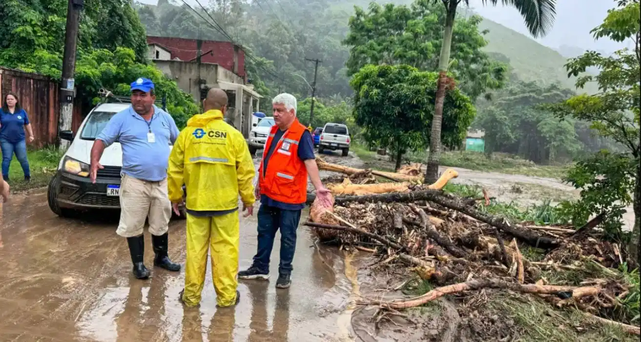 Equipes da Defesa Civil e representantes de órgãos públicos vistoriando área atingida
