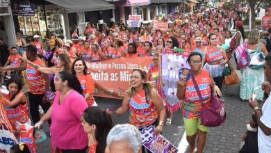 Bloco do Social reúne foliões de diferentes idades nas ruas de Angra dos Reis