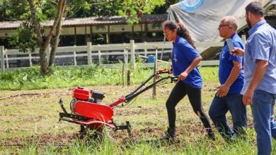 Agricultora participa de capacitação em mecanização rural no Horto Municipal
