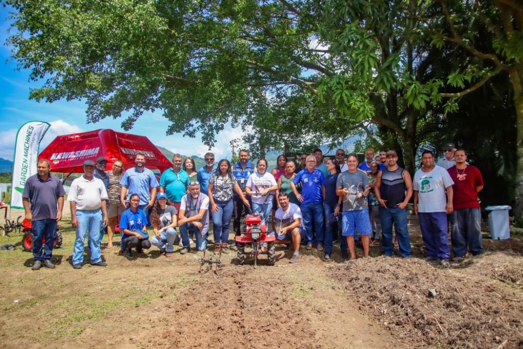Agricultores familiares e técnicos da Secretaria de Agricultura e da Emater-Rio reunidos no Horto Municipal