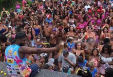 Foliões se reúnem em clima de animação durante desfile de bloco