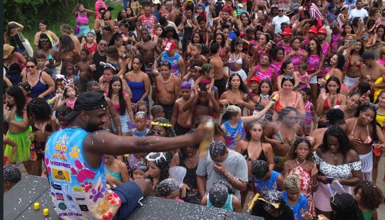 Foliões se reúnem em clima de animação durante desfile de bloco