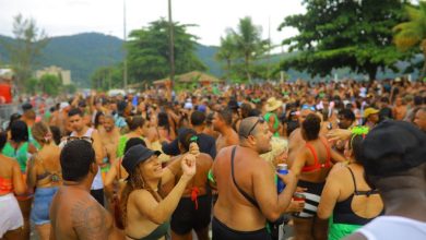 Foliões tomam as ruas em clima de muita alegria durante desfile de bloco carnavalesco