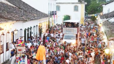 Desfile de bloco em Paraty