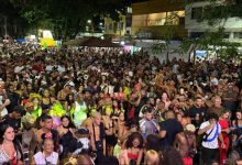 Multidão toma conta das ruas de Mangaratiba durante a noite de Carnaval