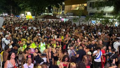 Multidão toma conta das ruas de Mangaratiba durante a noite de Carnaval
