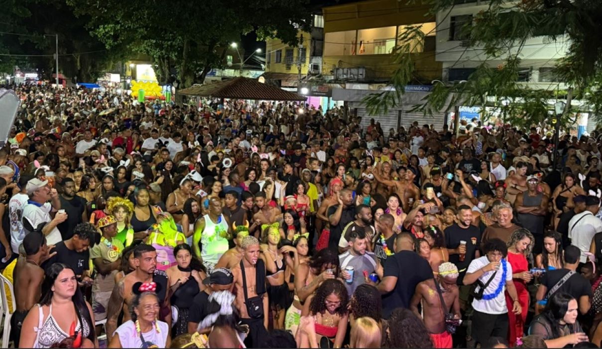 Multidão toma conta das ruas de Mangaratiba durante a noite de Carnaval