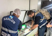 Agentes durante Fiscalização que resultou no descarte de alimentos impróprios