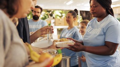 Pessoas comprando produtos numa barraca