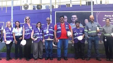 Várias pessoas posando para foto