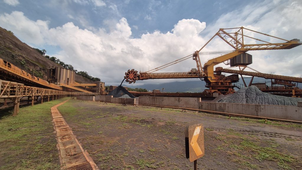 Máquina do porto operando a movimentação de carvão
