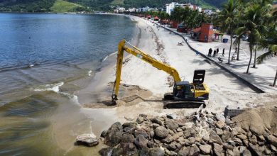 Limpeza e desassoreamento no Rio Catumbi, na orla de Muriqui