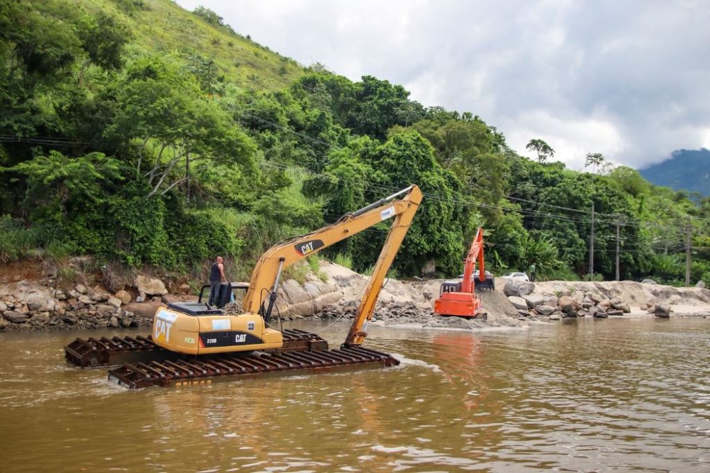 Escavadeira anfíbia atua no desassoreamento do Rio do Saco