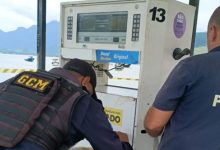 Agente da Operação Verão realiza o lacre da bomba