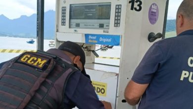 Agente da Operação Verão realiza o lacre da bomba