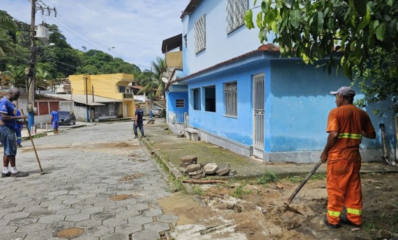 Equipes da Secretaria de Serviços Públicos realizam a remoção de terra e resíduos em rua do município