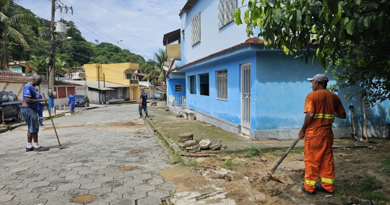 Equipes da Secretaria de Serviços Públicos realizam a remoção de terra e resíduos em rua do município