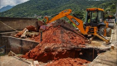 Retroescavadeira em ação no local do desabamento
