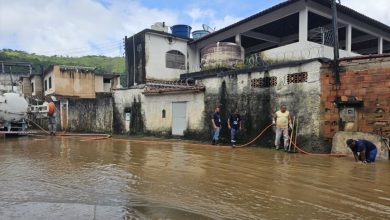 Equipes da Prefeitura atuam na retirada de água e lama em área alagada
