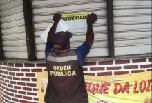 Agente da Prefeitura de Mangaratiba realiza a interdição permanente de quiosque