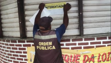 Agente da Prefeitura de Mangaratiba realiza a interdição permanente de quiosque