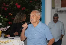 Pofessor fazendo um discurso