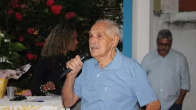 Pofessor fazendo um discurso