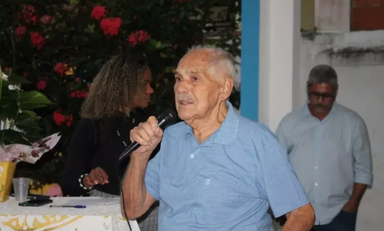 Pofessor fazendo um discurso