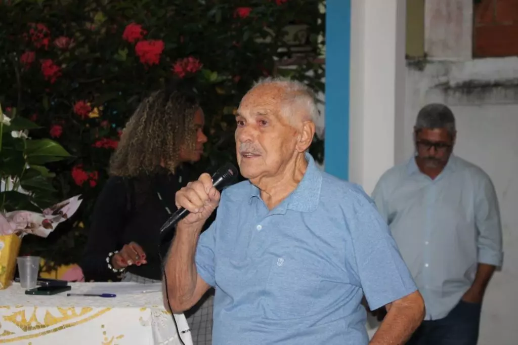 Pofessor fazendo um discurso