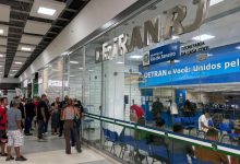 foto mostra fachada do Detran de Itaguaí, que tem fila para atendimento