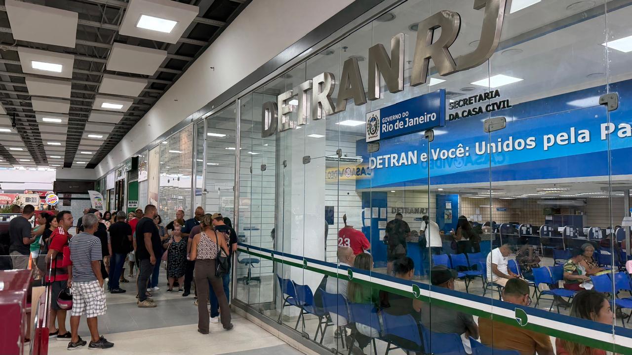 foto mostra fachada do Detran de Itaguaí, que tem fila para atendimento