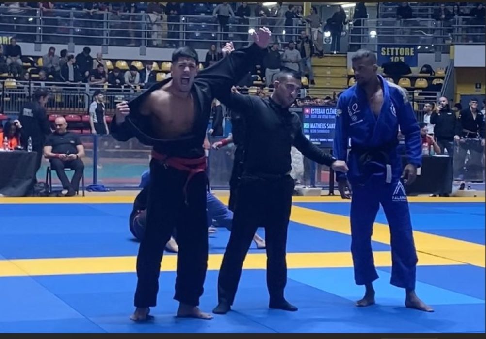 João Victor tem o braço erguido pelo árbitro após mais uma vitória no Torino Challenge