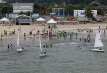 Participantes se reúnem na Praia do Saco durante a segunda edição do Festival Náutico de Mangaratiba