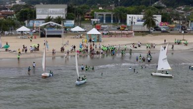 Participantes se reúnem na Praia do Saco durante a segunda edição do Festival Náutico de Mangaratiba