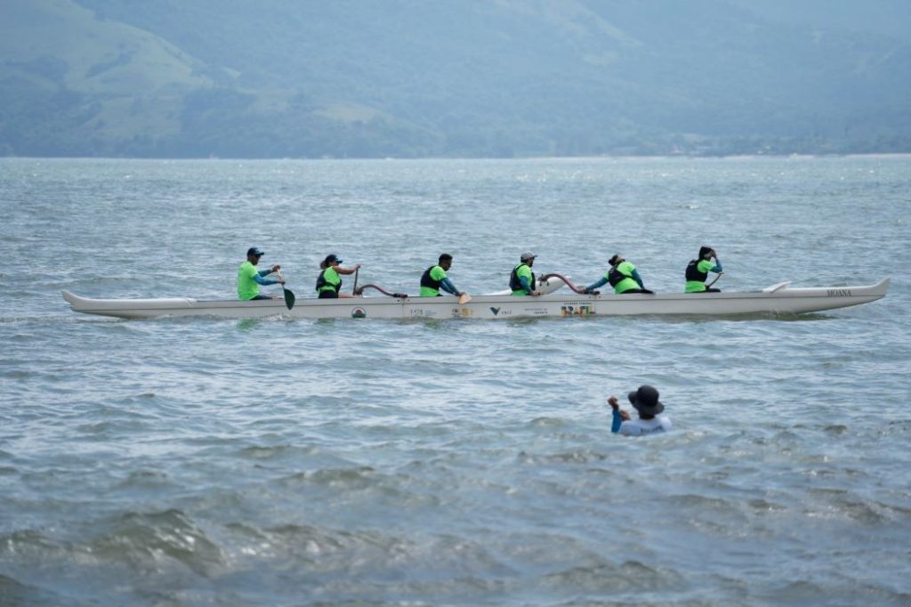 Equipe de canoagem Va’a participa de prova no mar durante o Festival Náutico