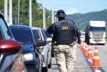 Agentes da PRF durante fiscalização em rodovia