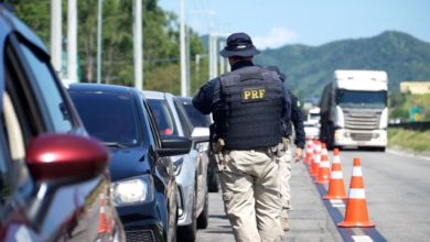 Agentes da PRF durante fiscalização em rodovia