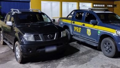 Caminhonete clonada ao lado da viatura da PRF