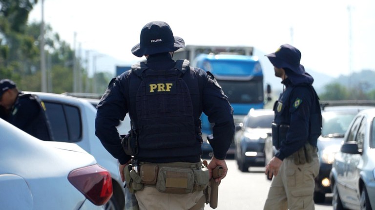 Agentes PRF reforçam a fiscalização durante a Operação Carnaval 2026